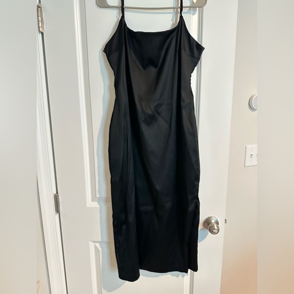 Abercrombie Elegant Midi Satin Dress (condition 9.5/10) 🤌🏼 - Picture 1 of 7